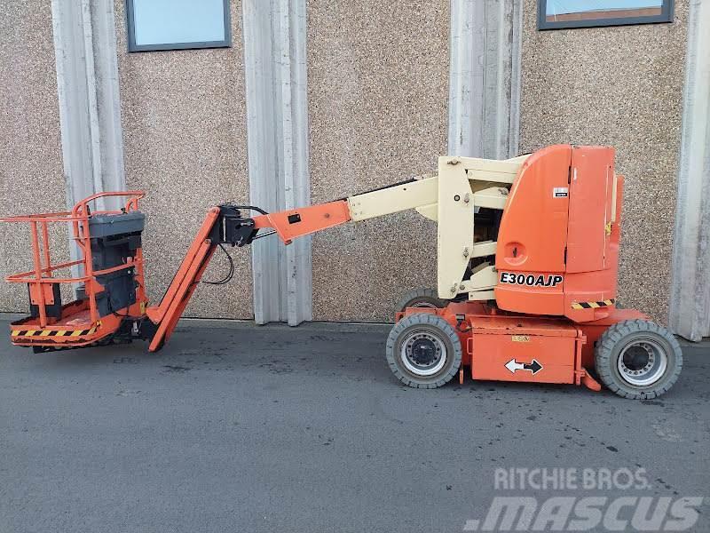 JLG E300AJP Plataformas con brazo de elevación manual