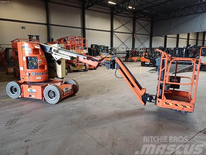 JLG E300AJP Plataformas con brazo de elevación manual