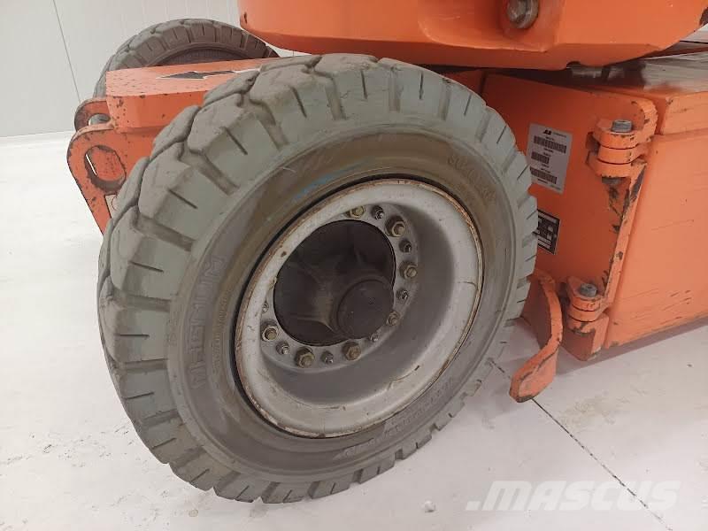 JLG E300AJP Plataformas con brazo de elevación manual