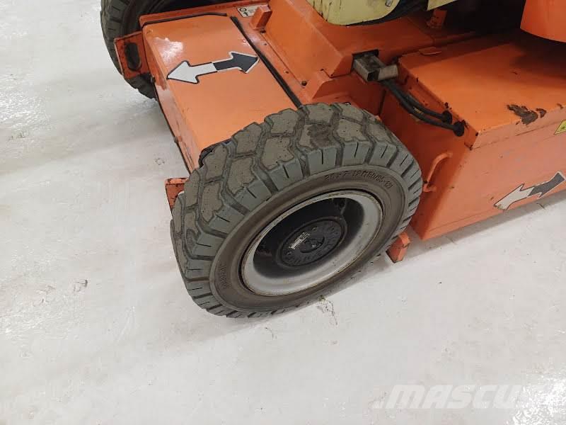 JLG E300AJP Plataformas con brazo de elevación manual