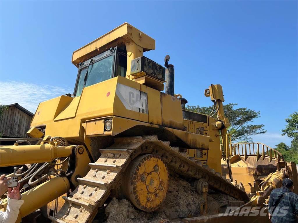 CAT D10T Buldozer sobre oruga