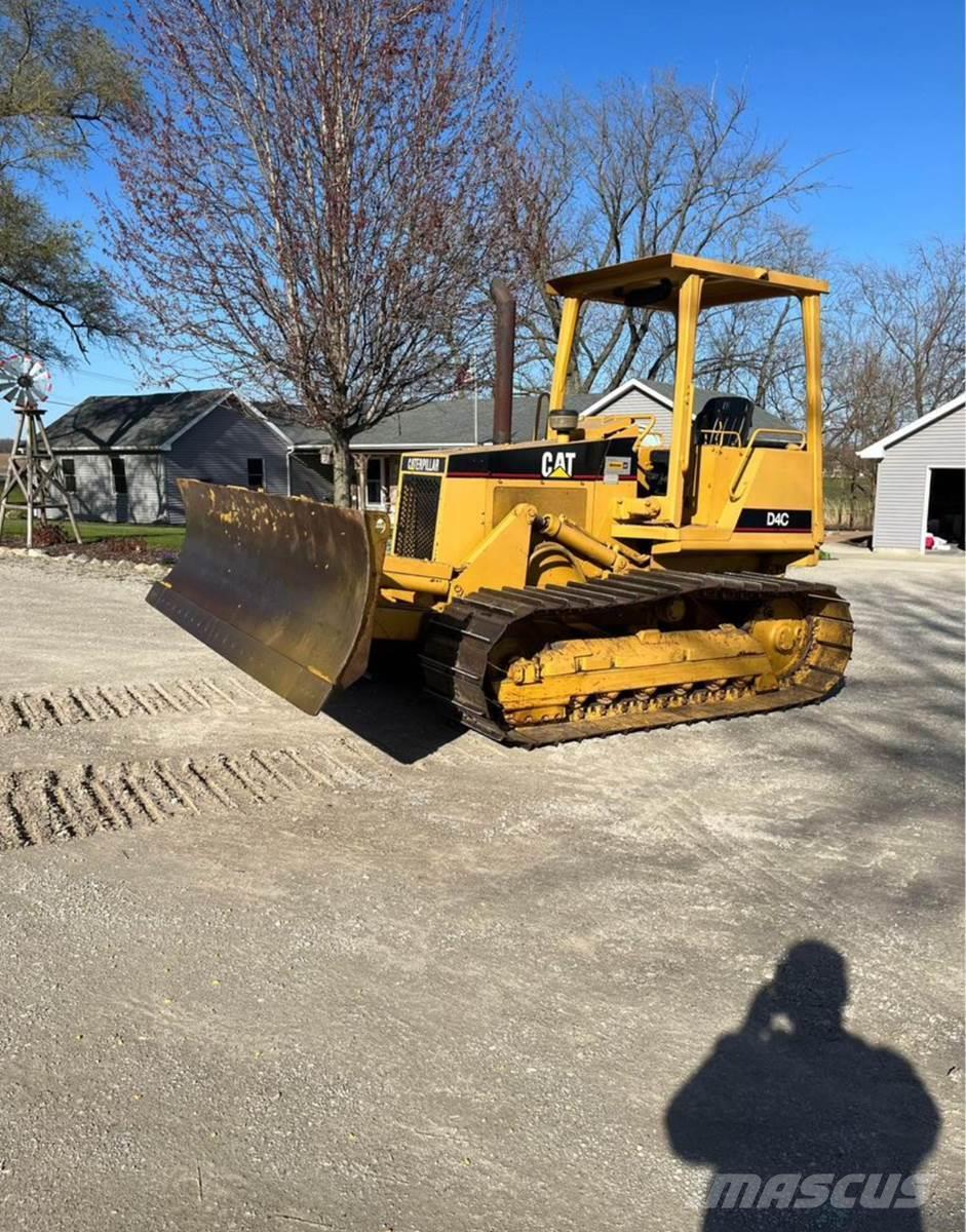 CAT D4C Buldozer sobre oruga