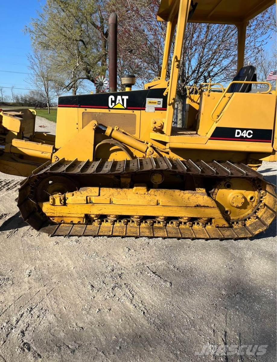 CAT D4C Buldozer sobre oruga