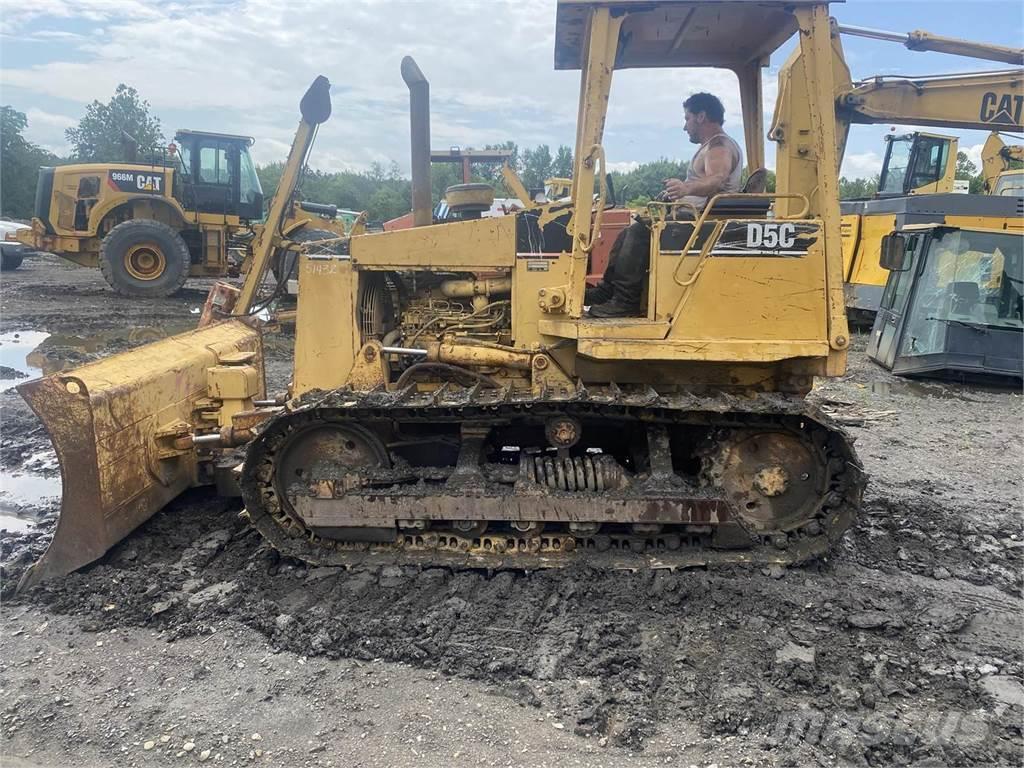 CAT D5C Buldozer sobre oruga