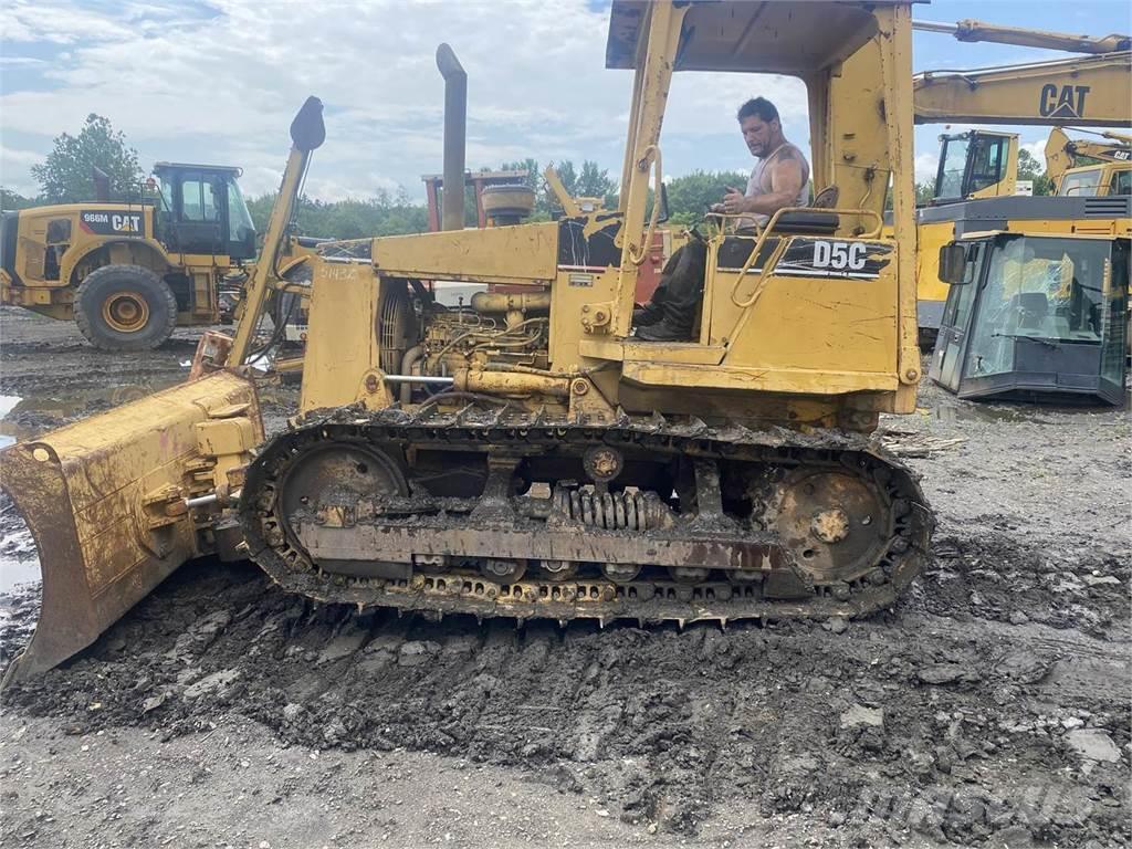 CAT D5C Buldozer sobre oruga