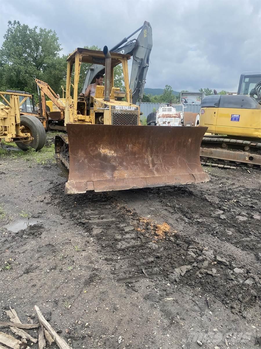 CAT D5C Buldozer sobre oruga