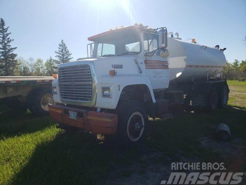 Ford L8000 Camiones cisternas