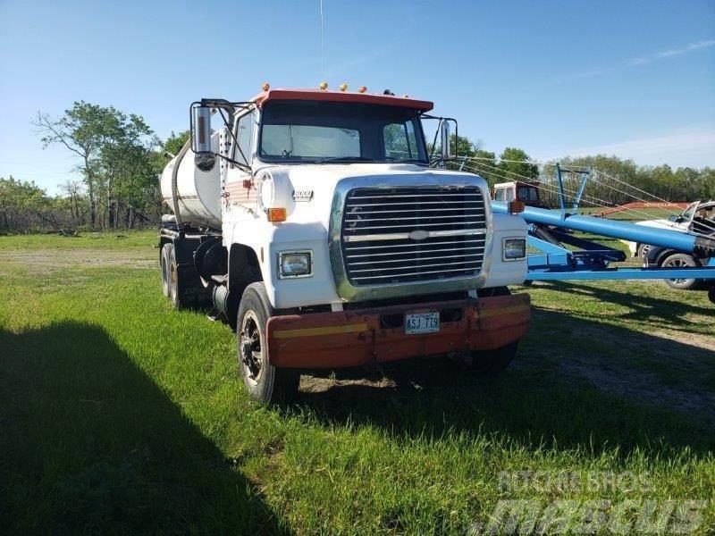 Ford L8000 Camiones cisternas