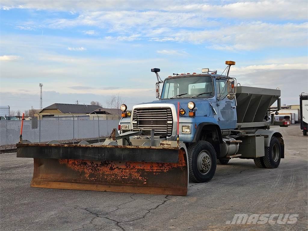 Ford L8000 Hojas y cuñas quitanieves