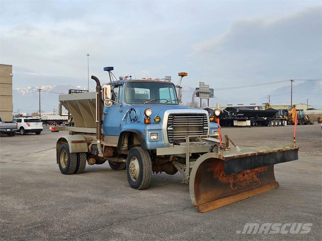 Ford L8000 Hojas y cuñas quitanieves