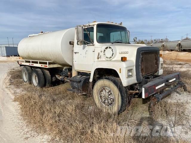 Ford L9000 Camiones cisternas