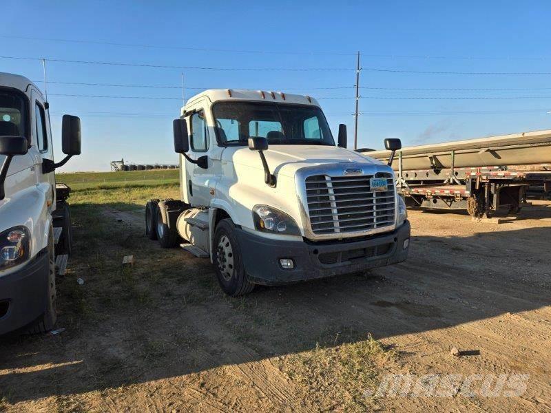 Freightliner Cascadia Camiones de cama baja