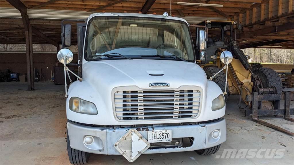 Freightliner M2 Camiones de cama baja