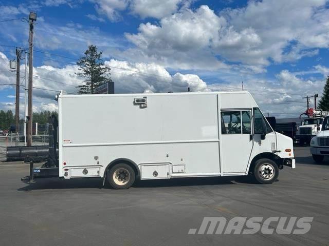 Freightliner MT45 Vehículos de caha cerrada