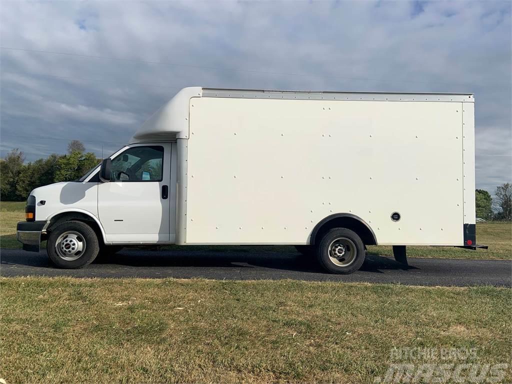 GMC Savana Camiones con caja de remolque