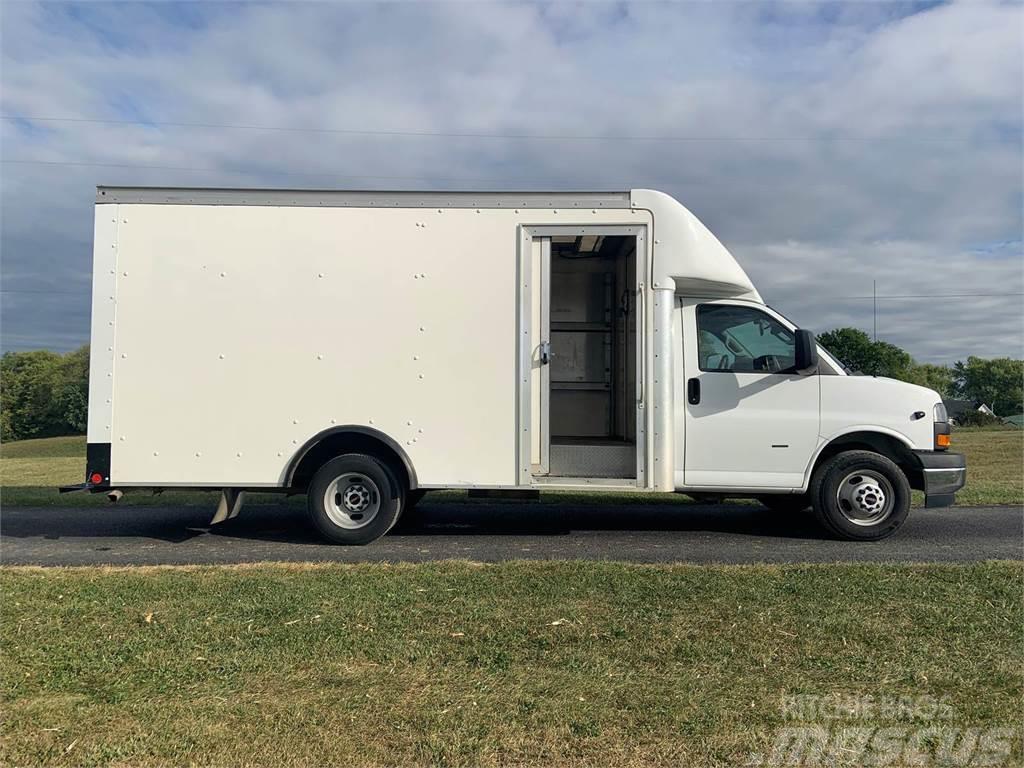 GMC Savana Camiones con caja de remolque