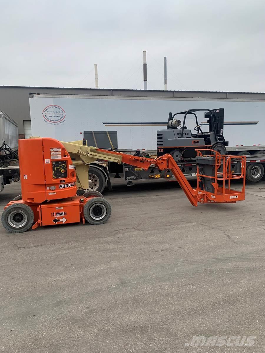 JLG E300AJ Plataformas con jaula de elevación