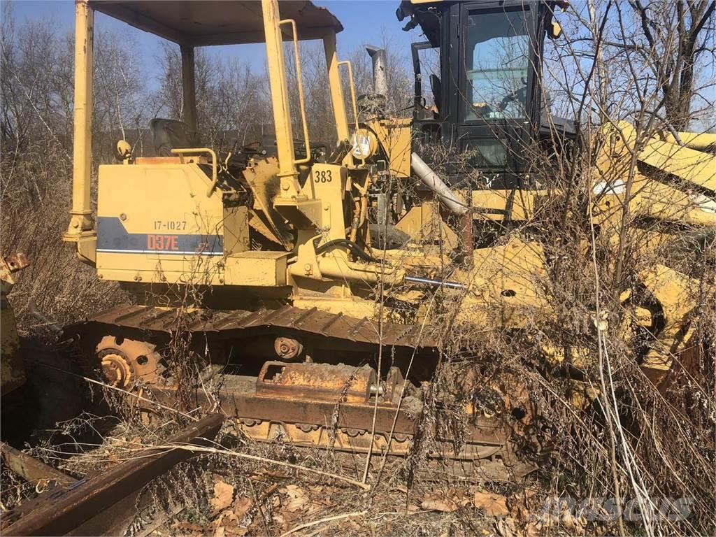 Komatsu D37E Buldozer sobre oruga