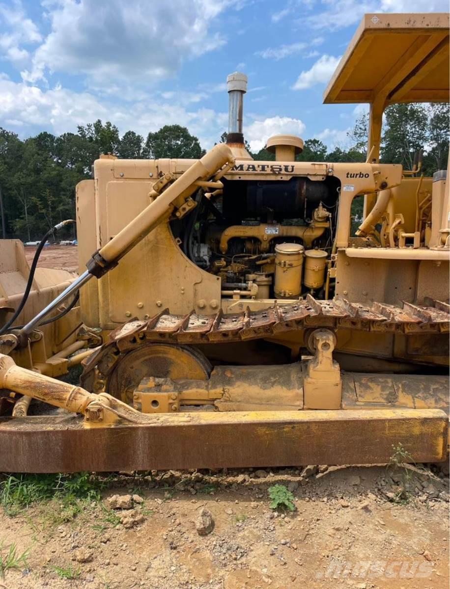 Komatsu D85E Buldozer sobre oruga