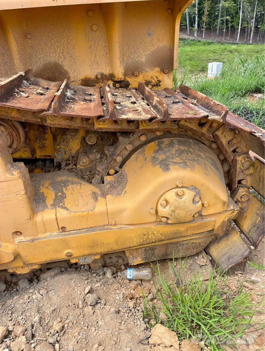 Komatsu D85E Buldozer sobre oruga