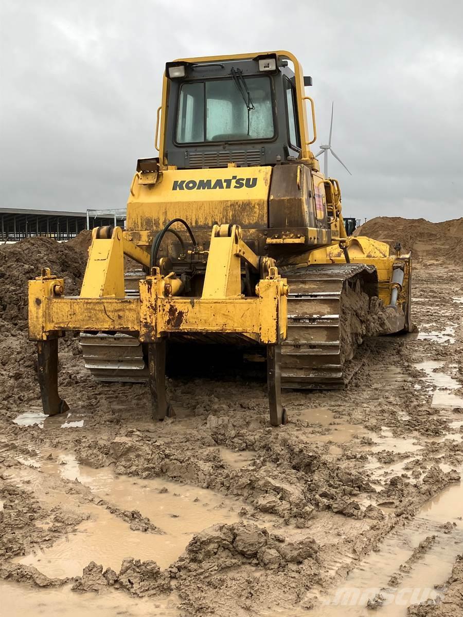 Komatsu D87E Buldozer sobre oruga