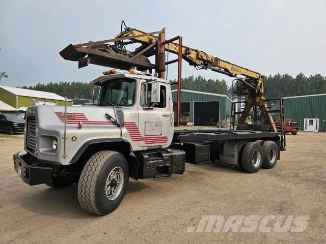 Mack DM690S Transportes de madera