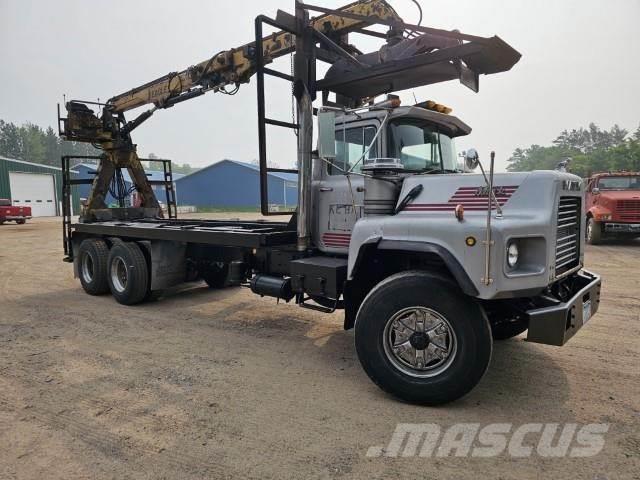 Mack DM690S Transportes de madera