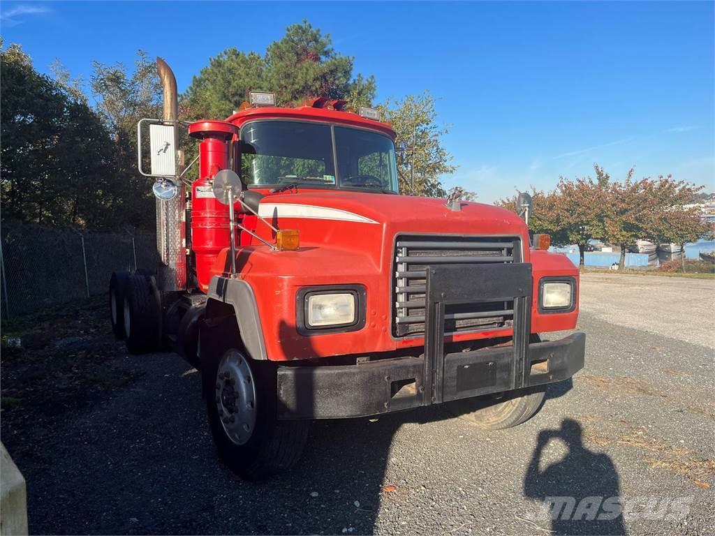 Mack RD688S Camiones tractor