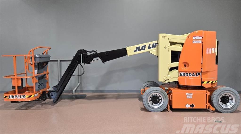 JLG E300AJP Plataformas con brazo de elevación manual