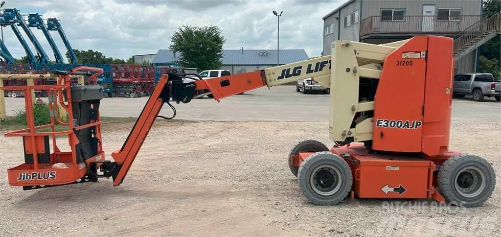 JLG E300AJP Plataformas con brazo de elevación manual