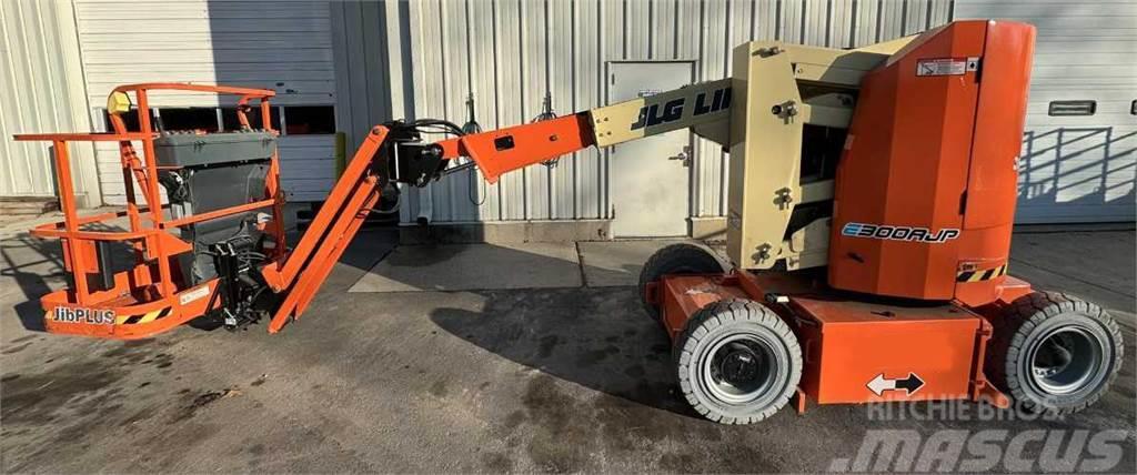 JLG E300AJP Plataformas con brazo de elevación manual