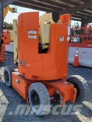 JLG E300AJP Plataformas con brazo de elevación manual