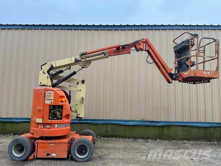 JLG E300AJP Plataformas con brazo de elevación manual