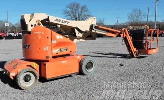 JLG E400AJPN Plataformas con brazo de elevación manual