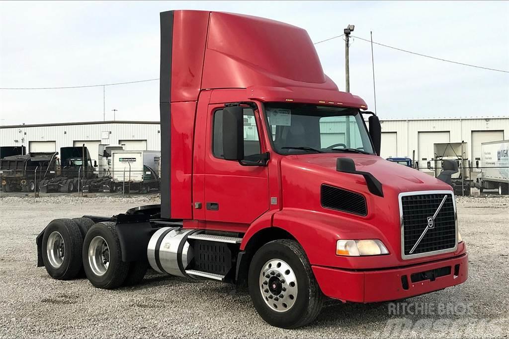 Volvo VNM Camiones con chasís y cabina