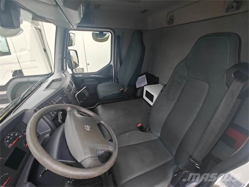 Volvo FL250 Camiones con caja de remolque