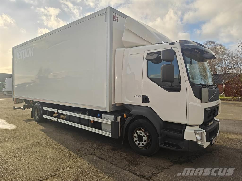 Volvo FL250 Camiones con caja de remolque