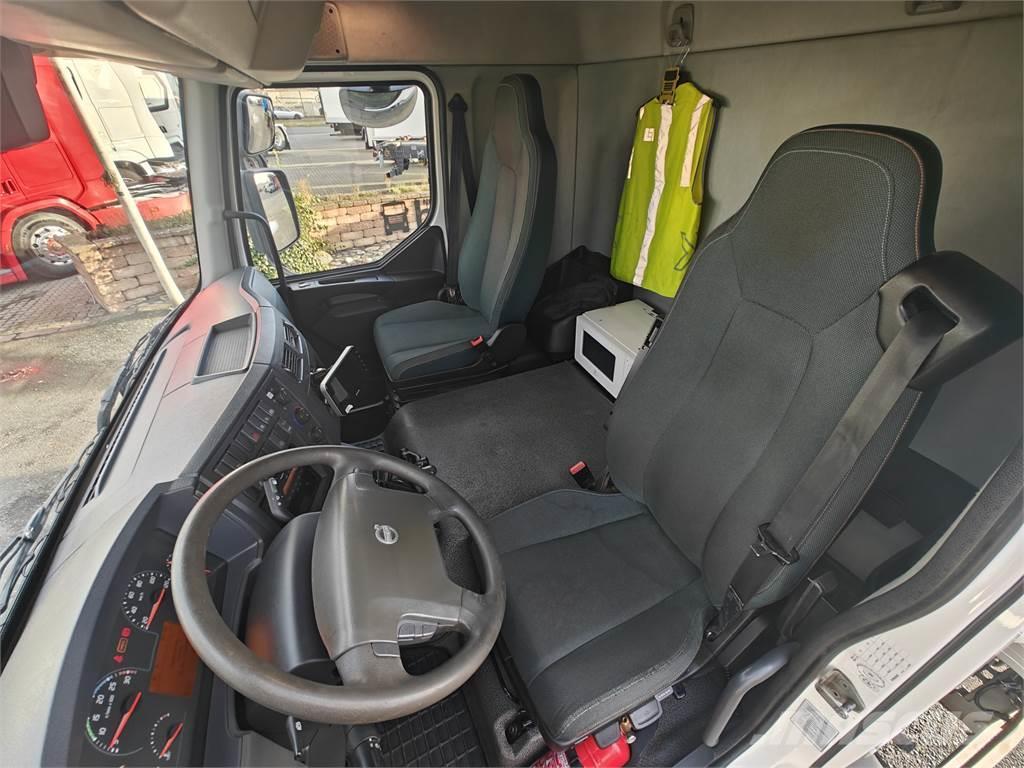 Volvo FL250 Camiones con caja de remolque