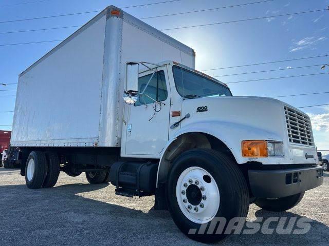 International 4700 Camiones con caja de remolque