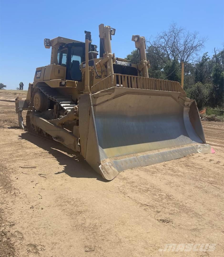 CAT D10T Buldozer sobre oruga