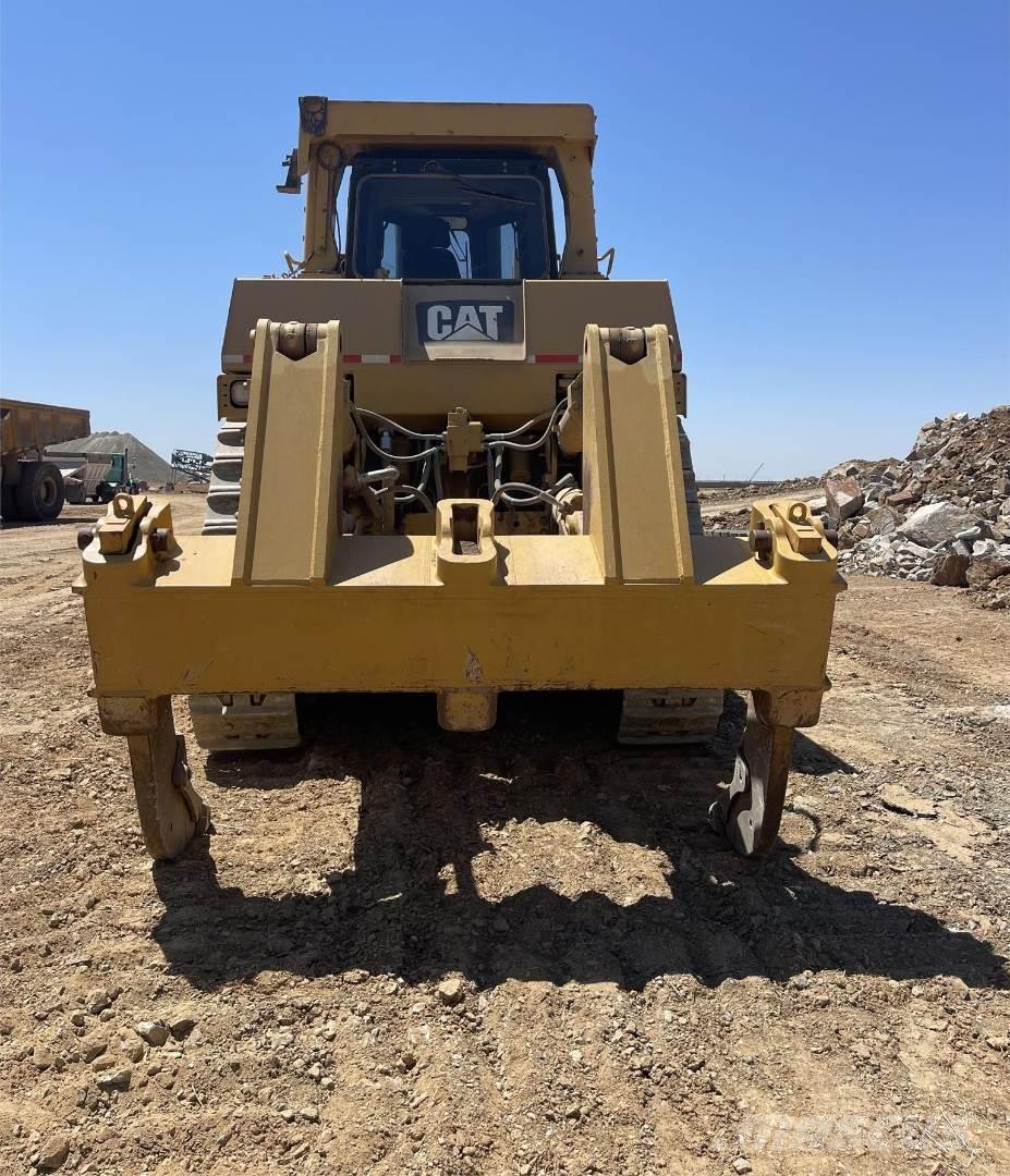 CAT D10T Buldozer sobre oruga