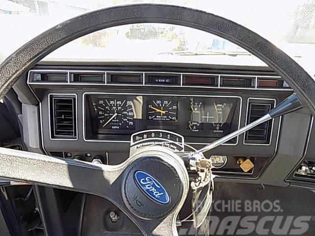 Ford F700 Camiones con caja de remolque