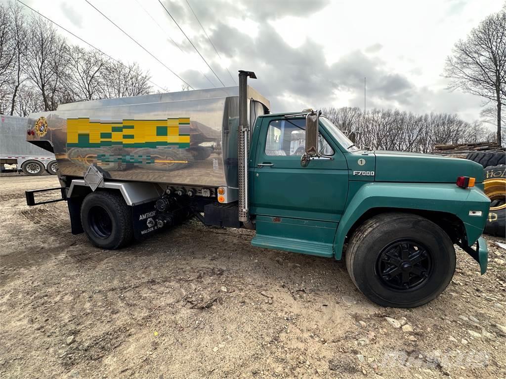 Ford F7000 Camiones cisternas