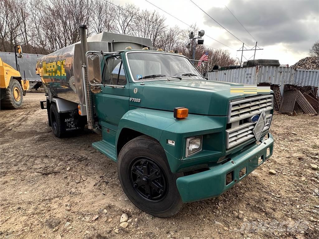 Ford F7000 Camiones cisternas