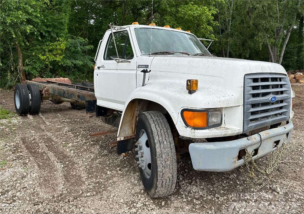 Ford F800 Camiones con chasís y cabina