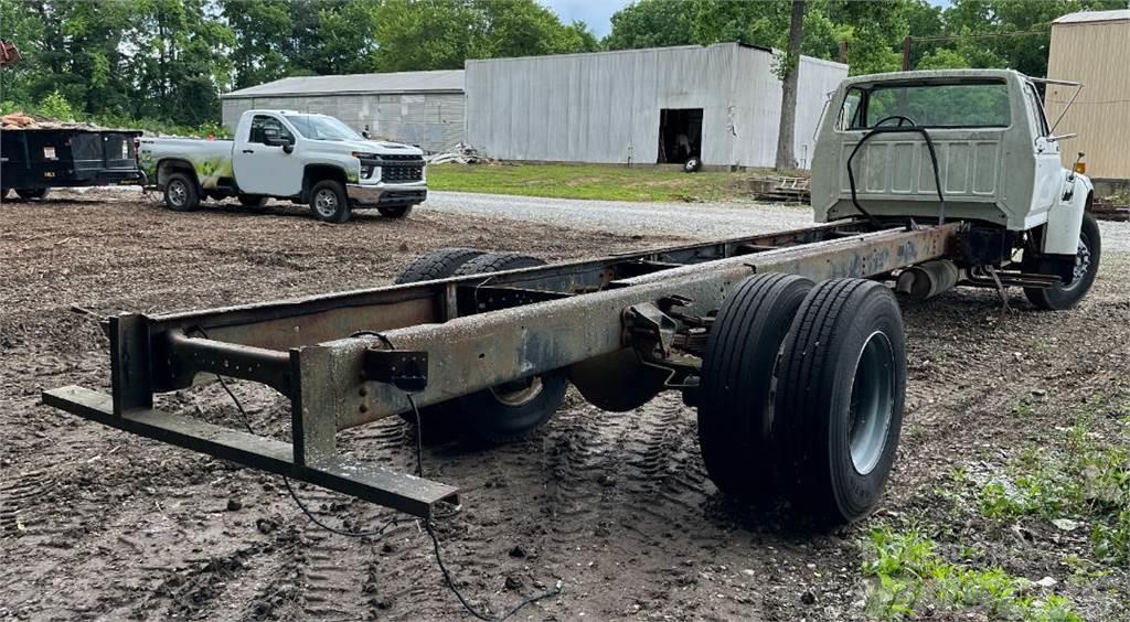 Ford F800 Camiones con chasís y cabina