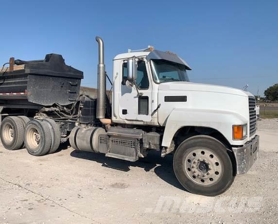 Mack CHU613 Camiones tractor