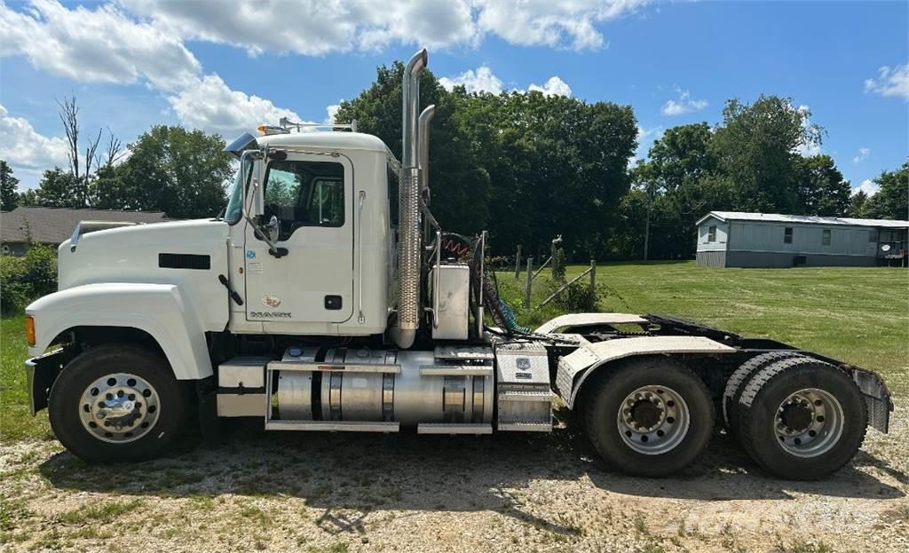 Mack CHU613 Camiones tractor