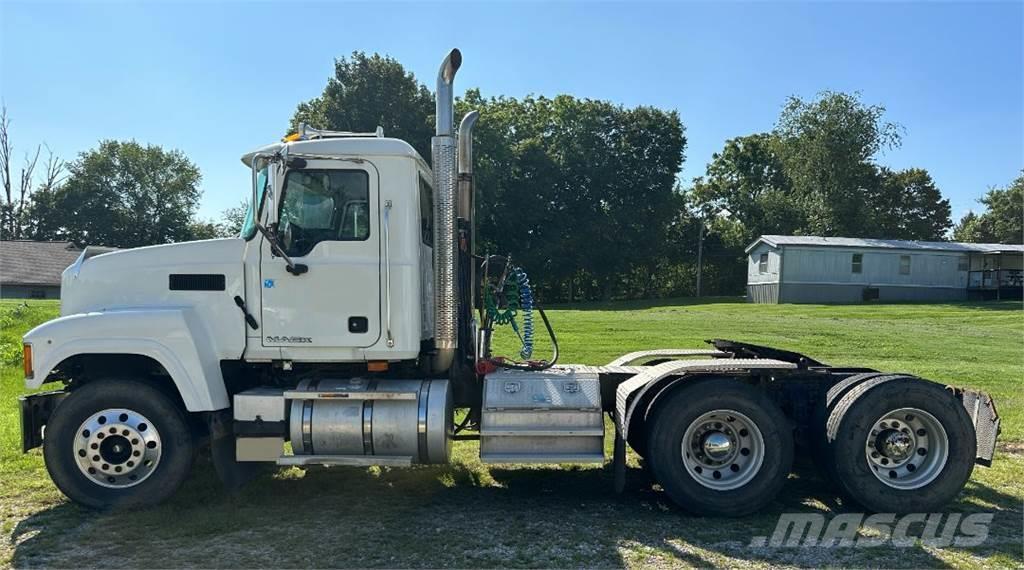 Mack CHU613 Camiones tractor