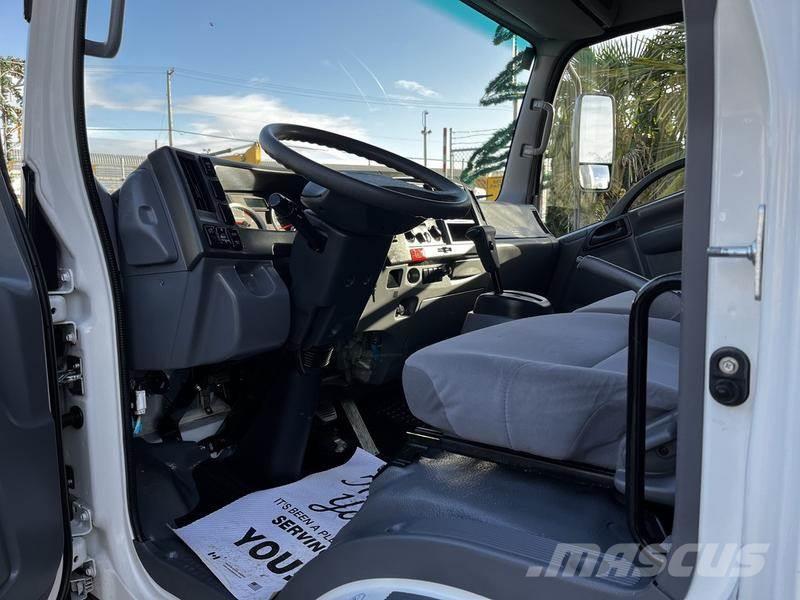 Isuzu NPR Camiones de cama baja